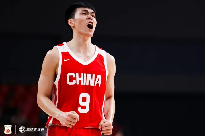 游刃有余！庞峥麟半场7中4贡献10分3助 正负值+15